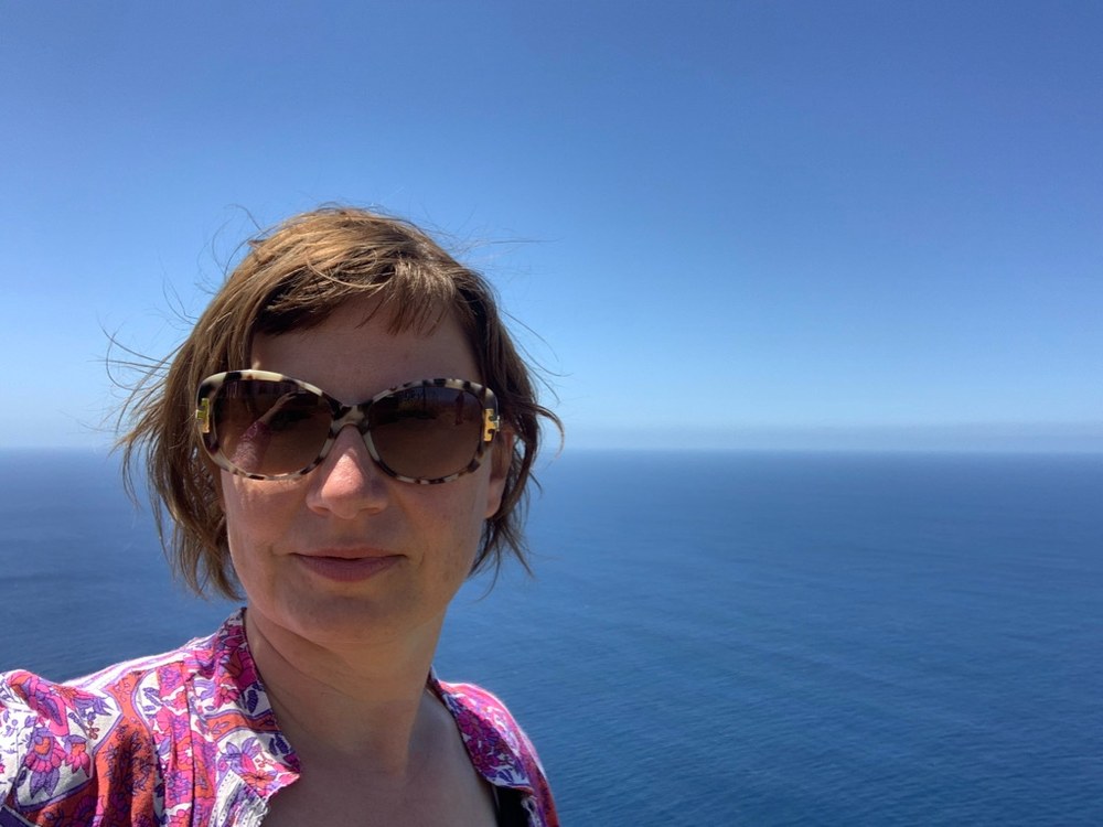 Chriska Wagner mit Sonnenbrille vor dem Atlantik